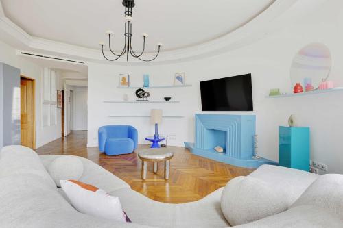 un salon avec un canapé et une télévision dans l'établissement Appartement Élégant & Spacieux - 3BR-6P - Républiq, à Paris