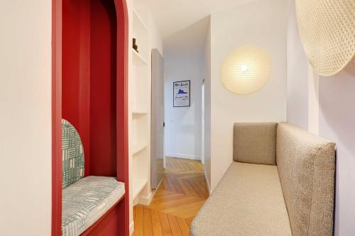 une petite chambre avec un banc et une chaise dans l'établissement Appartement Élégant & Spacieux - 3BR-6P - Républiq, à Paris