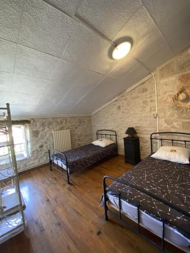 Cette chambre comprend 2 lits et une échelle. dans l'établissement La Maréchale et ses 4 appartements à la location, à Orgnac-lʼAven