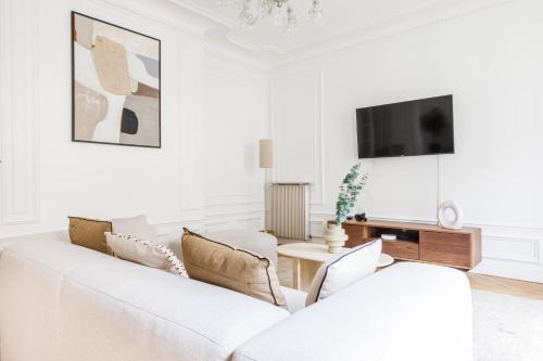 Exceptional apartment near the Eiffel Tower 3 BDR 5 P