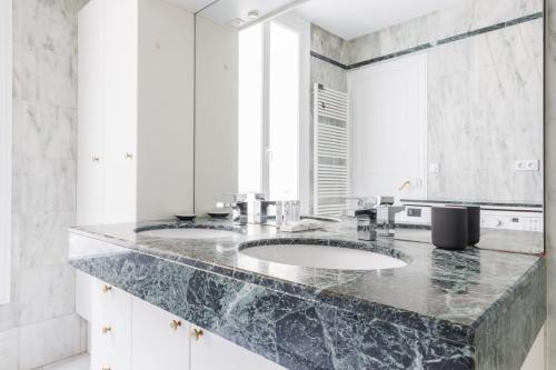 Exceptional apartment near the Eiffel Tower 3 BDR 5 P