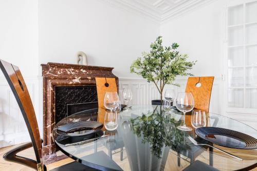 Exceptional apartment near the Eiffel Tower 3 BDR 5 P