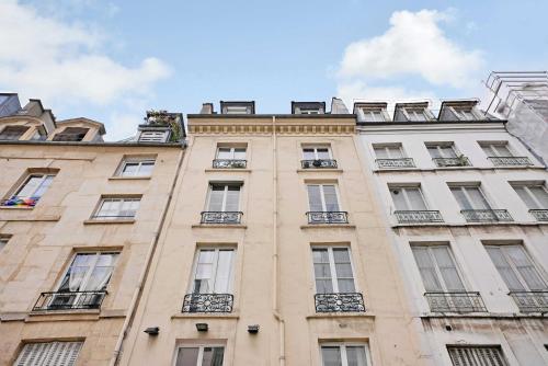 un grand bâtiment avec des fenêtres et des balcons. dans l'établissement Welcoming apartment - 1BR-4P - Sentier, à Paris