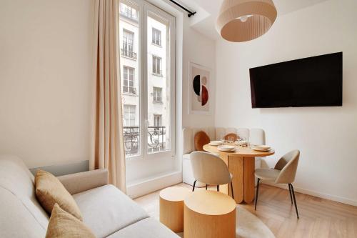 un salon avec un canapé et une table dans l'établissement Welcoming apartment - 1BR-4P - Sentier, à Paris