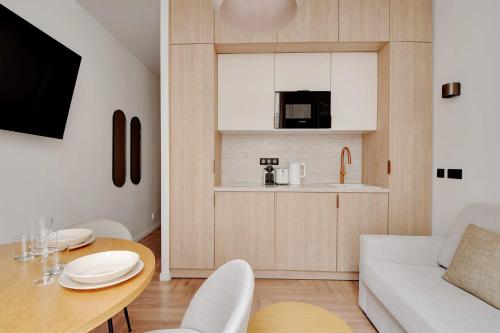 un petit salon avec une table et un canapé dans l'établissement Welcoming apartment - 1BR-4P - Sentier, à Paris