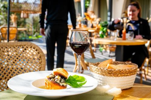 Makanan di atau berdekatan hotel