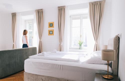 Postel nebo postele na pokoji v ubytování Central Riverside Apartments Meščanka