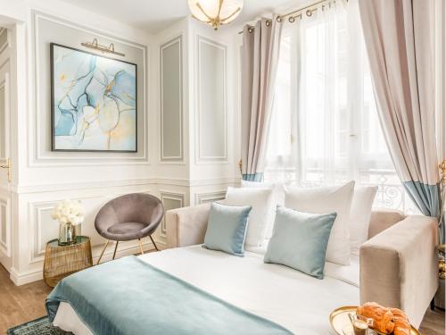 une chambre avec un lit et une chaise dans l'établissement Merveil - Luxury Suite - Louvre - Marcel II, à Paris