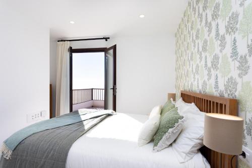 une chambre avec un grand lit avec une fenêtre dans l'établissement Finca Villa La Palmera, amazing sea views, à Arafo