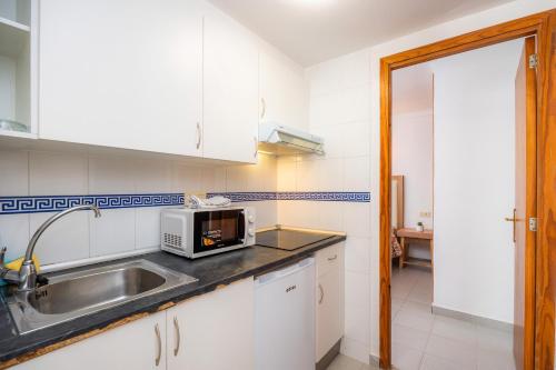 a kitchen with a sink and a microwave at Apartamento Felipe 2-4 in Cala d´Or
