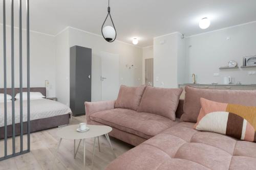 Eleganckie Studio Blisko Rzeki w Gdańsku z Balkonem by Noclegi Renters