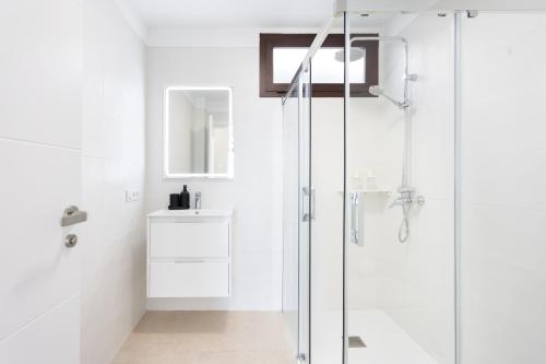 La salle de bains est pourvue d'une cabine de douche en verre et d'un lavabo. dans l'établissement Finca Villa La Palmera, amazing sea views, à Arafo