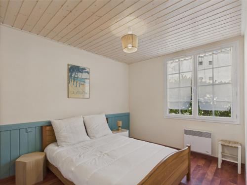 une chambre avec un grand lit dans une pièce dans l'établissement Appartement pour 4 - Terrasse - 100m du Port, à Saint-Hilaire-de-Talmont