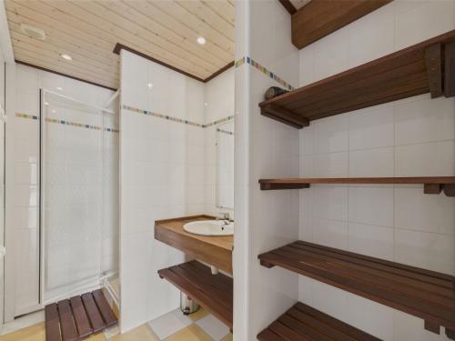 une salle de bain avec douche et lavabo dans l'établissement Appartement pour 4 - Terrasse - 100m du Port, à Saint-Hilaire-de-Talmont