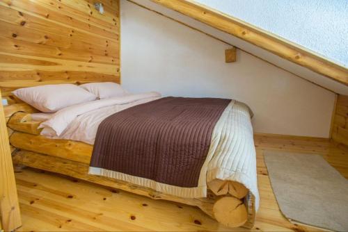 Кровать или кровати в номере Apartman Wooden Paradise