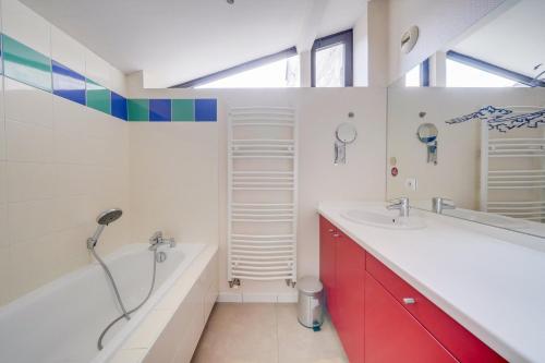 une salle de bain avec une baignoire, un lavabo et une douche dans l'établissement Spacious, quiet flat in the heart of Bordeaux, à Bordeaux