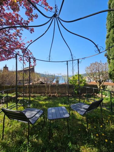 two chairs and a swing in a yard at La Bâtie - Vue imprenable - Amazing view - Parking privé in Vienne