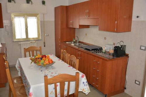 a kitchen with a table with a bowl of fruit on it at Casa tua a Pergusa in Pergusa