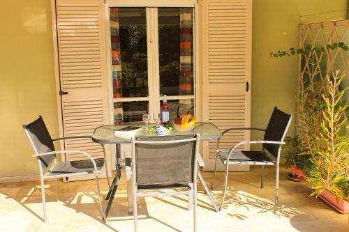 Un patio o zona al aire libre en Amalia Apartment