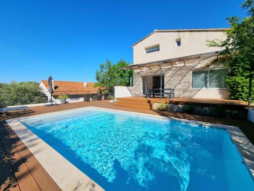une piscine devant une maison dans l'établissement Maison moderne avec piscine, à Cabriès