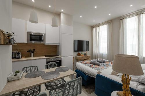 un petit appartement avec une cuisine et un salon dans l'établissement Cozy renovated apartment - 1BR4p - Hyper Center, à Antibes