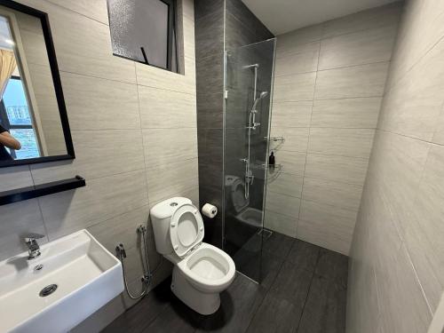 Ένα μπάνιο στο Shelisa's Modern 3BR House at Suria Garden Puchong