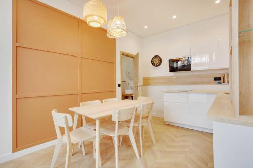 une cuisine et une salle à manger avec une table et des chaises dans l'établissement Superbe appartement - 2BR-6P - Bastille, à Paris