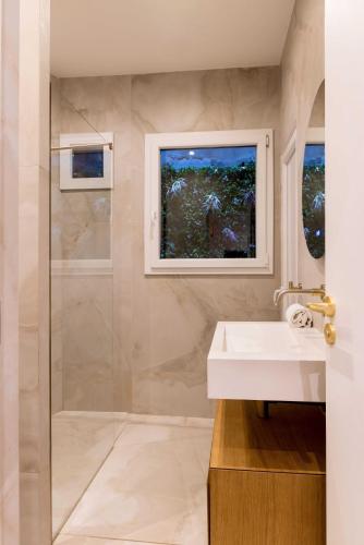 une salle de bain avec un lavabo et une douche dans l'établissement Amazing studio - 2P - Arc de Triomphe, à Paris