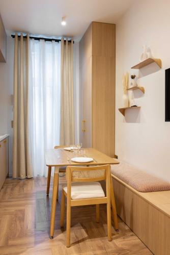 une salle à manger avec une table et un lit dans l'établissement Amazing studio - 2P - Arc de Triomphe, à Paris