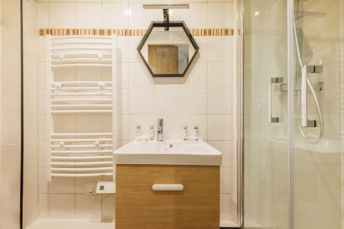 une salle de bain avec un lavabo et une douche dans l'établissement Peaceful studio - 2P - Buttes-Chaumont with AC, à Paris