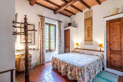 a bedroom with a bed in a room at Casa Verde a Murlo in Murlo
