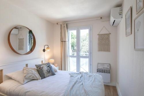 une chambre avec un lit avec un miroir et une fenêtre dans l'établissement #46 Terrace AC 4mins walk Sea Tram T2 Airport Port, à Nice