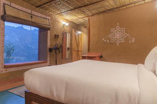 Postel nebo postele na pokoji v ubytování A Kasauli Ggaon by Echor