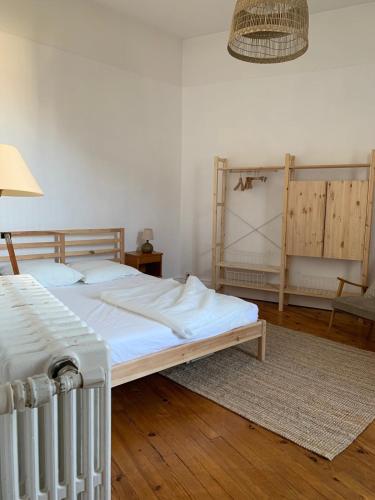 - une chambre avec un lit blanc et un ventilateur dans l'établissement Appartement spacieux et lumineux Place Delille, à Clermont-Ferrand