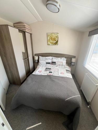 Cama ou camas em um quarto em 3 Bedroom Modern Caravan Sleeps up to 8
