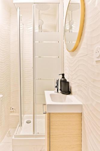 une salle de bain avec un lavabo et une douche dans l'établissement Studio paisible et calme proche Paris- V, à Asnières-sur-Seine