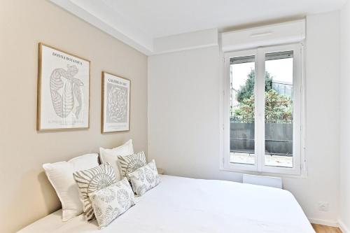 une chambre blanche avec un lit et une fenêtre dans l'établissement Studio paisible et calme proche Paris- V, à Asnières-sur-Seine