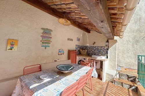 Photo de la galerie de l'établissement Cannes charming apartment with hidden garden quiet city center, à Cannes