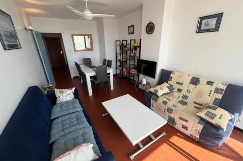 un salon avec un canapé et une table dans l'établissement Comfortable apartment of 60 m in Narbonne, à Narbonne