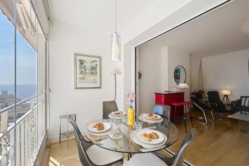 Photo de la galerie de l'établissement Cannes Suquet incredible sea view bright apartment in a quiet location, à Cannes