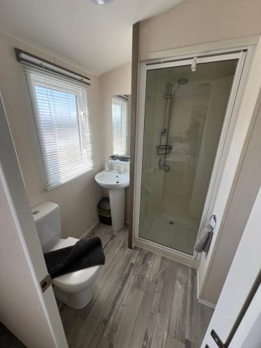 Um banheiro em 3 Bedroom Modern Caravan Sleeps up to 8