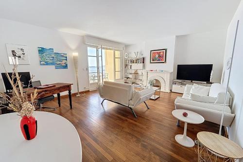 Photo de la galerie de l'établissement Cannes Baie the Cannes superb 2 bedroom apartment with sea view terrace, à Cannes