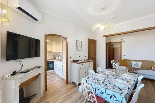 Photo de la galerie de l'établissement Cannes in the heart of Le Suquet beautiful apartment with quiet balcony, à Cannes