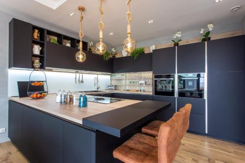 Photo de la galerie de l'établissement Golfe-JuanCannes Modern 3-bedroom villa with swimming pool and sea view, à Vallauris