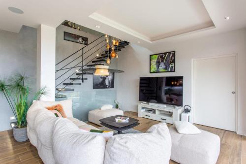 Photo de la galerie de l'établissement Golfe-JuanCannes Modern 3-bedroom villa with swimming pool and sea view, à Vallauris