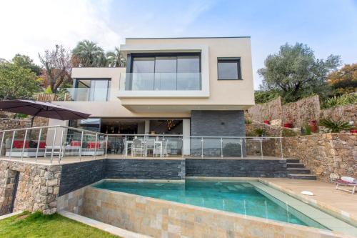 Golfe-JuanCannes Modern 3-bedroom villa with swimming pool and sea view