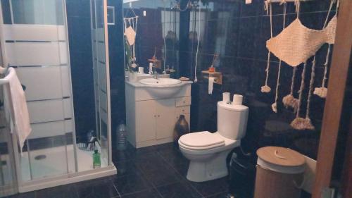 Bilik mandi di Quinta Vista para o Pico