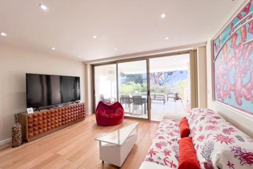 Photo de la galerie de l'établissement Cannes 3-bedroom apartment direct sea access in a quiet area with parking, à Cannes