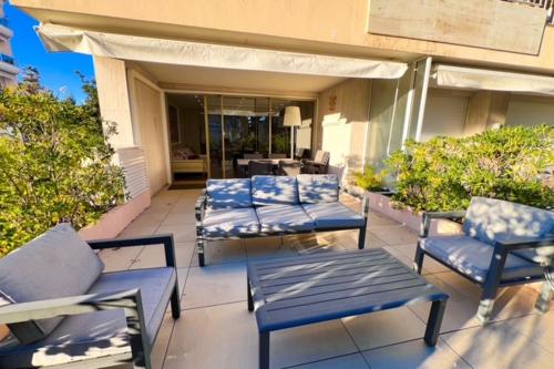 Photo de la galerie de l'établissement Cannes 3-bedroom apartment direct sea access in a quiet area with parking, à Cannes