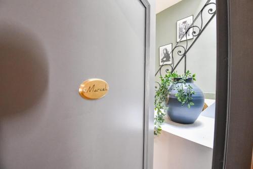 une porte avec un vase bleu sur une étagère dans l'établissement Chez Marcel - Appart 2 ch avec clim - St Charles, à Marseille